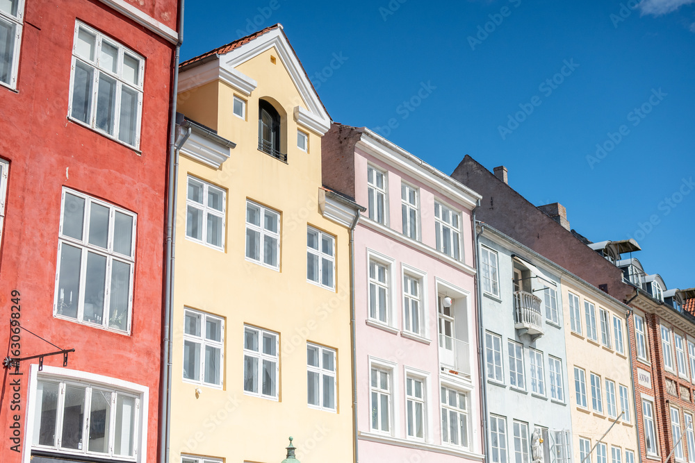 Fototapeta premium Les maisons colorées sur les rives du canal Nyhavn, au cœur de la ville de Copenhague au Danemark