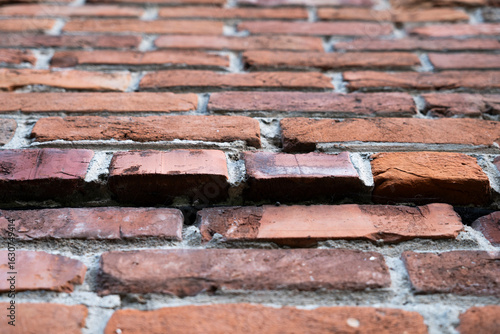 Wysokiej jakości tekstura przedstawiająca stary mur z czerwonej cegły. 