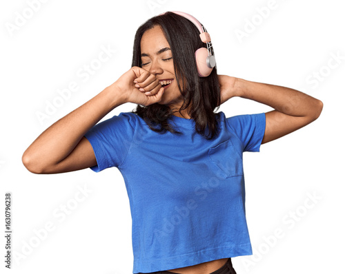 Foto Joyful Filipino woman dancing with headphones