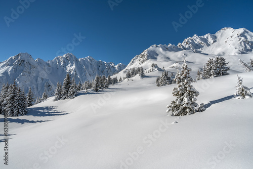 Chaîne de Belledonne en hiver , randonnée dans la vallée des Villards ,Pointe de la Lavoire  Savoie , France