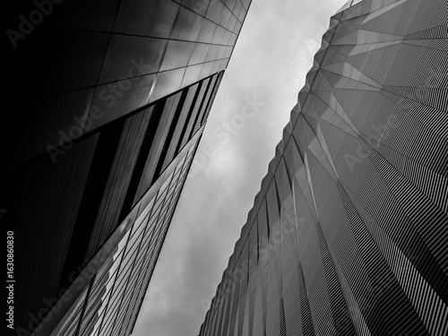 美しい模様のビルの外壁