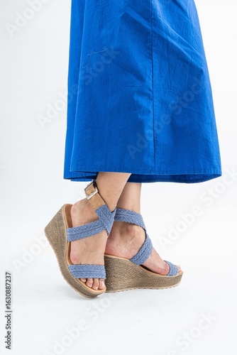 Sandalias de plataforma de esparto con tiras tejidas azules y falda a juego