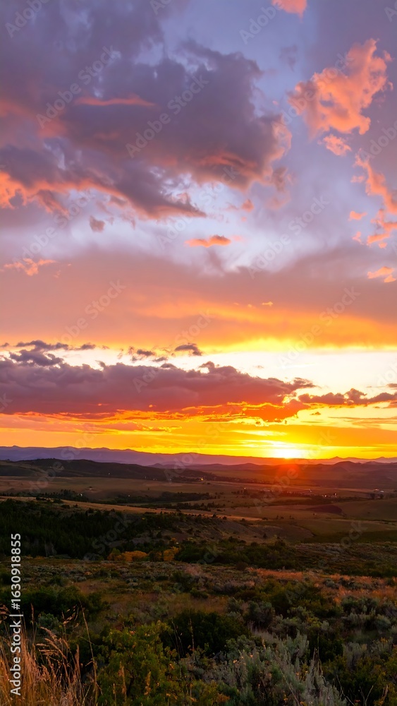 Obraz premium Dramatic sunset over a valley