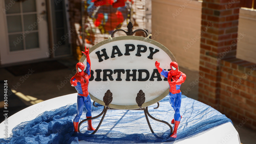 Obraz premium San Diego, CA USA on September 17, 2022. A Happy Birthday sign and Spiderman action figures on the sides for a Spiderman theme children's party.