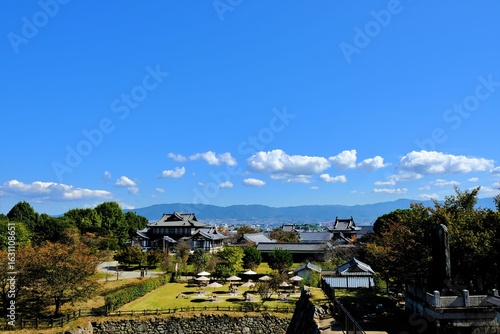 日本、奈良、郡山城、続日本100名城、日本の城、特別史跡、輪郭式平城、天守、庭園、池塘、春、歷史名勝、綠色、風景、青空、写真素材	
