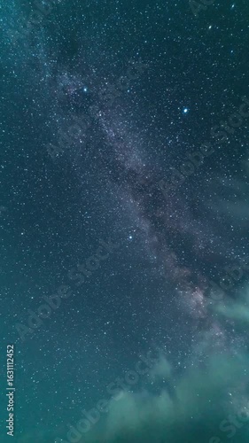 星空　天の川と雲　北半球　日本　縦　デジタルサイネージ