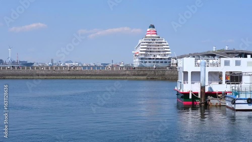 日本、横浜港、神奈川県、横浜市、東京湾、金港、海、観光スポット、港湾、船舶、青空、雲、風景、写真素材	
