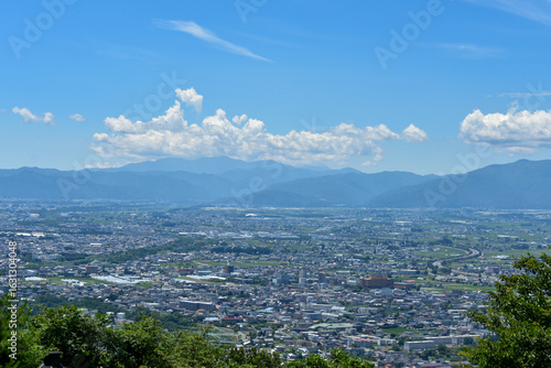 高台から眺める松本市街と北アルプスの山々