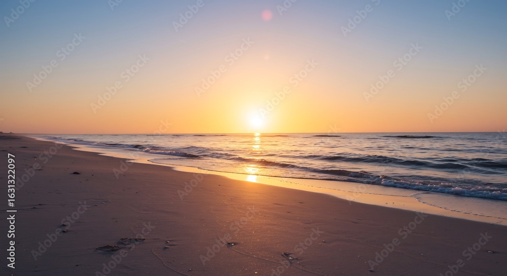 Fototapeta premium 穏やかな朝焼けが美しい砂浜の風景、静かに波が寄せる海岸線