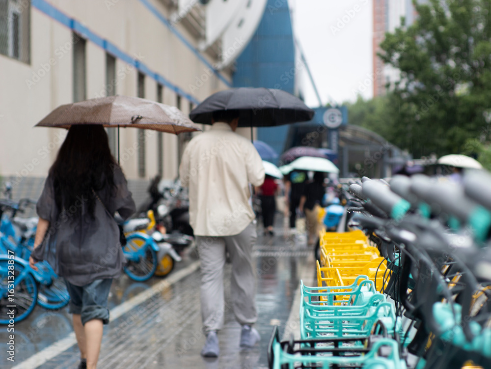 Obraz premium Commuters at subway station during heavy rain