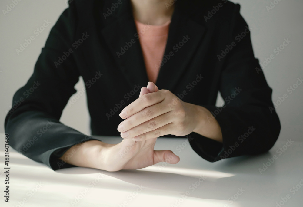 Obraz premium A female office worker experiencing discomfort and pain in the palm due to long hours of computer work a frequent manifestation of office syndrome