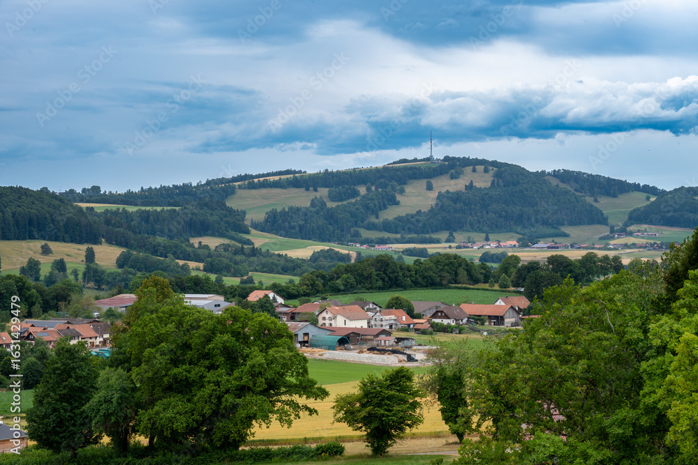 Fototapeta premium Pleigne est un village situé sur une colline (809 mètres) au nord-ouest de Delémont, dans le Jura suisse.