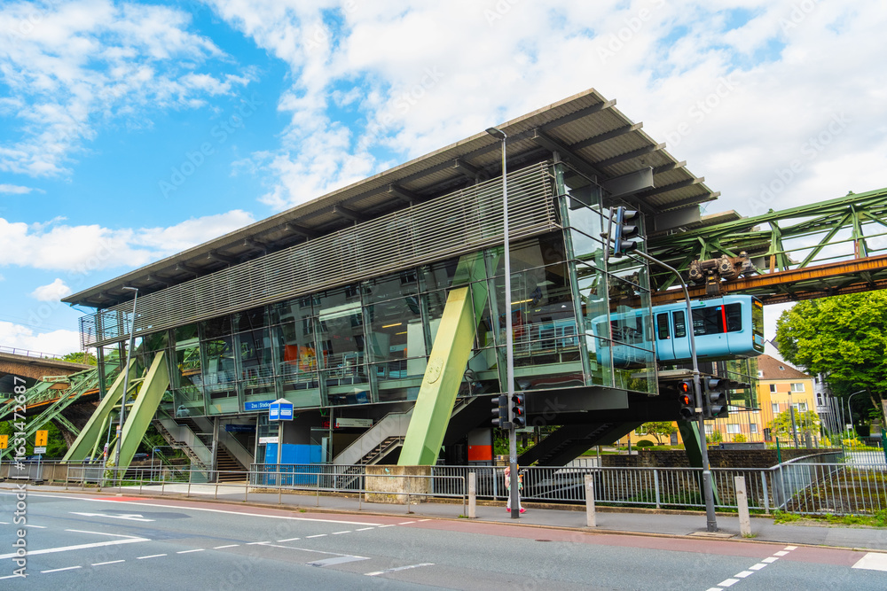 Fototapeta premium Die Wuppertaler Schwebebahn in der Nähe der Haltestelle Zoo Stadion, Wuppertal, Deutschland
