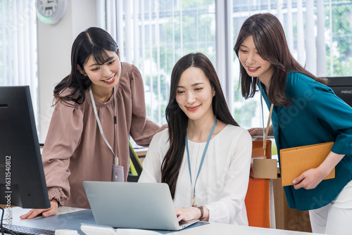 オフィスで仕事をする社員。
