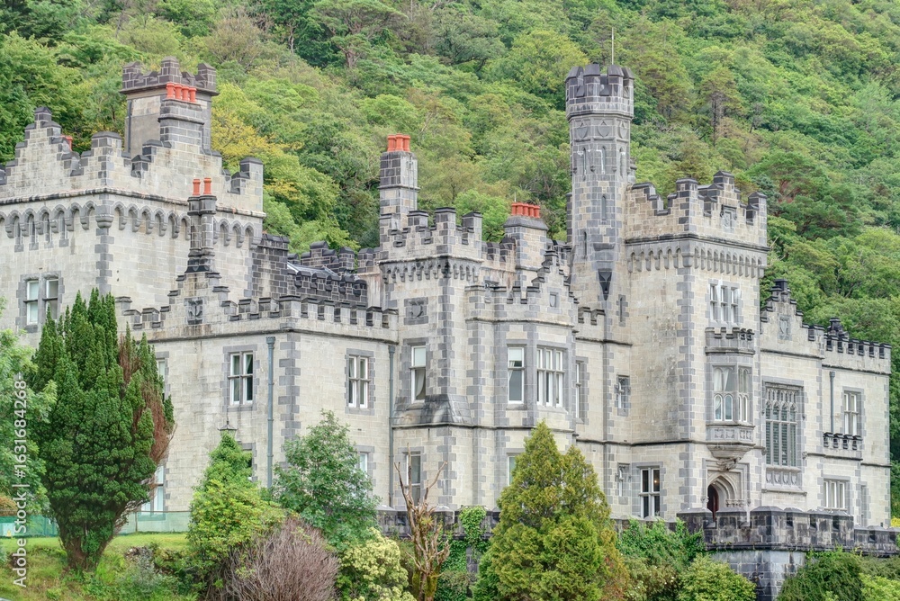 Fototapeta premium Abbaye de Kylemore dans le parc national du Connemara en Irlande