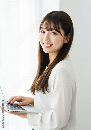 パソコンを持つ女性