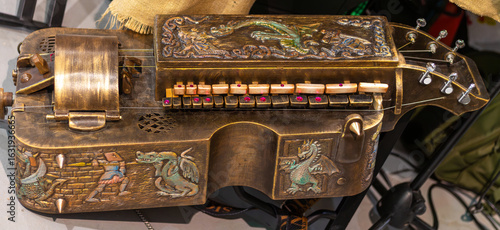 Foto Close-up of an ornate hurdy-gurdy featuring detailed dragon engravings
