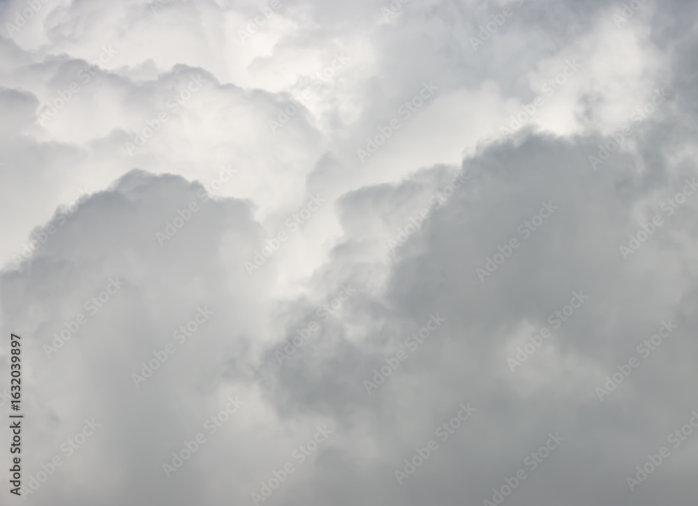 Obraz premium A cloudy sky with a few clouds in the background