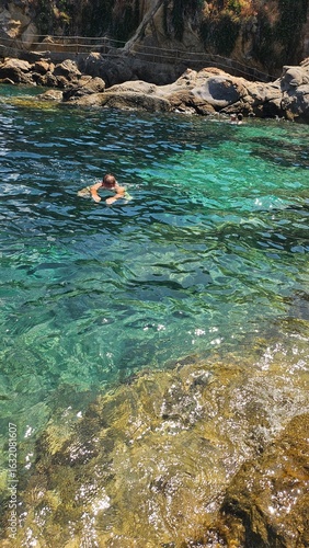 ragazzo fa snorkeling nella baia del mediterraneo