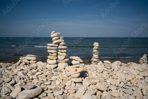 Canvas Print scène avec des galets en équilibre sur l'île d'Oléron en Charente Maritime en Fr