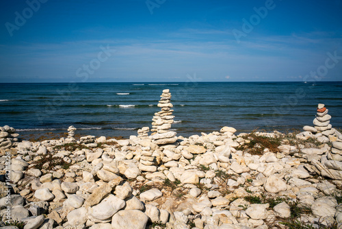 Konstfotografi scène avec des galets en équilibre sur l'île d'Oléron en Charente Maritime en Fr