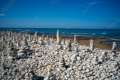 Canvas Print scène avec des galets en équilibre sur l'île d'Oléron en Charente Maritime en Fr