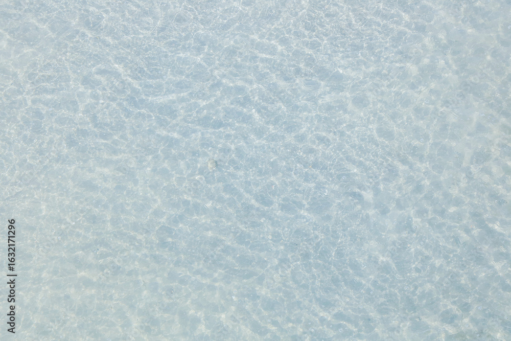 Obraz premium Top view clean waves on the beach with sand texture background.