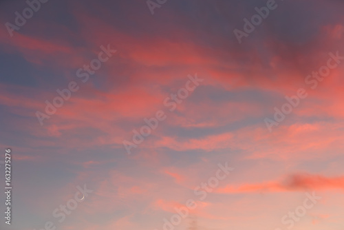 茜色に染まった雲が美しい夏の夕暮れの空
