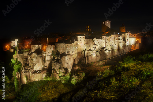 Tableau sur toile Panoramica della rupe di Vitorchiano illuminata