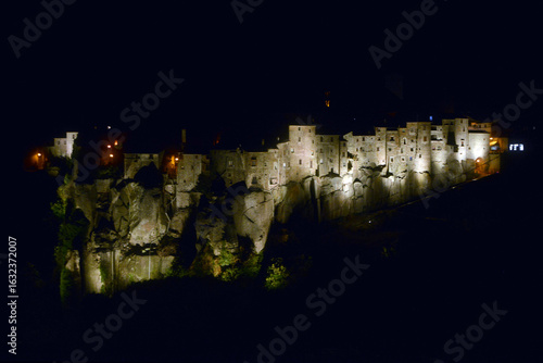 Photos Panoramica della rupe di Vitorchiano illuminata