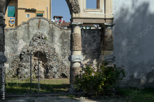 Antigua fuente de Villa Bottini en Lucca con columnas romanas - Luca, Italia