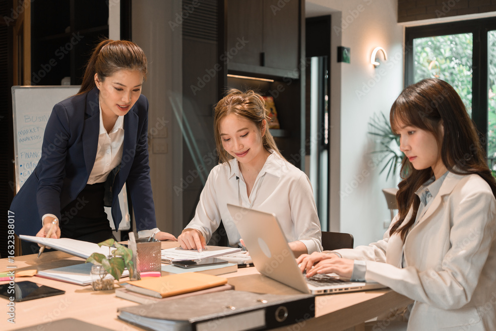 Obraz premium Businessmen working in a team.