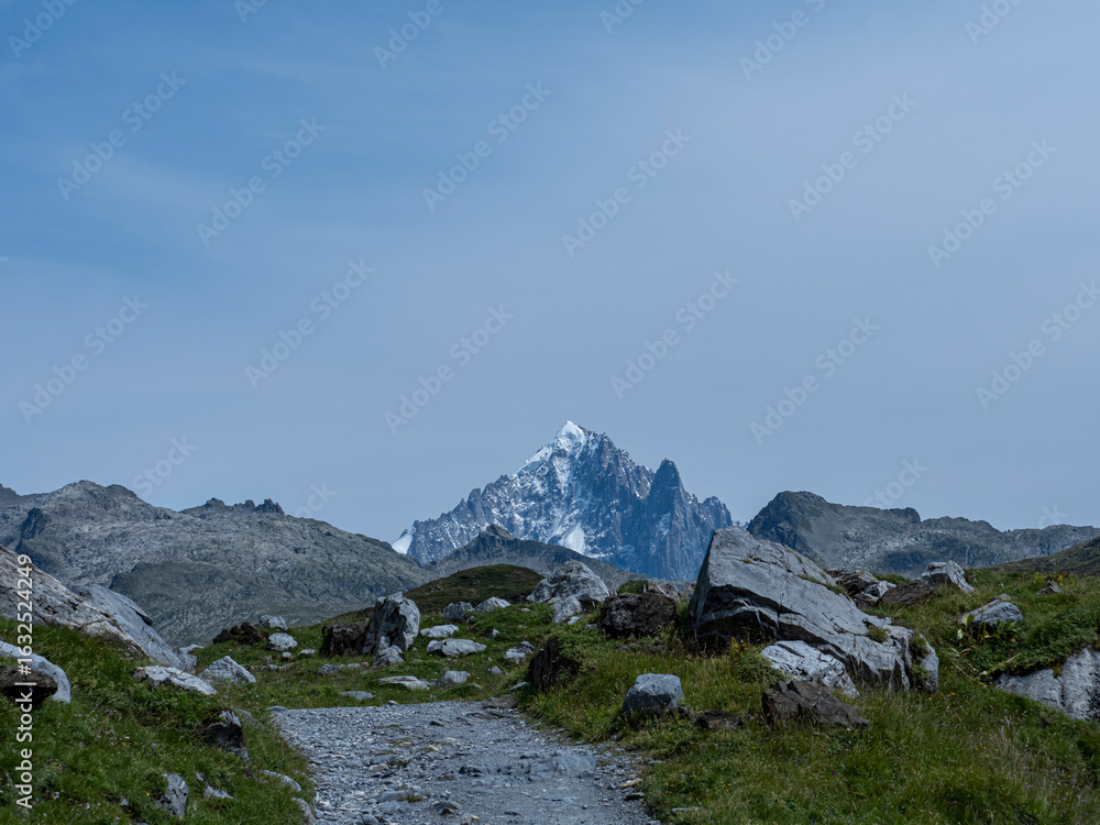 Obraz premium Aiguille verte dans la chaîne du mont blanc avec sa pointe acérée, émergeant derrière le massif des aiguilles rouges