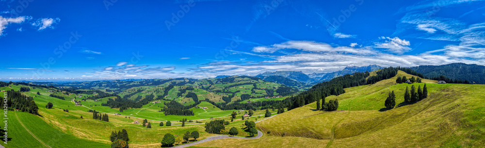Fototapeta premium Schallenbergpass im Kanton Bern, Schweiz, Luftaufnahme, August 2025