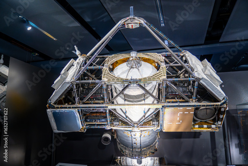 Foto This ASTRO - SPAS reusable satellite, flew to space on the Space shuttle four times, most recently in 1997
