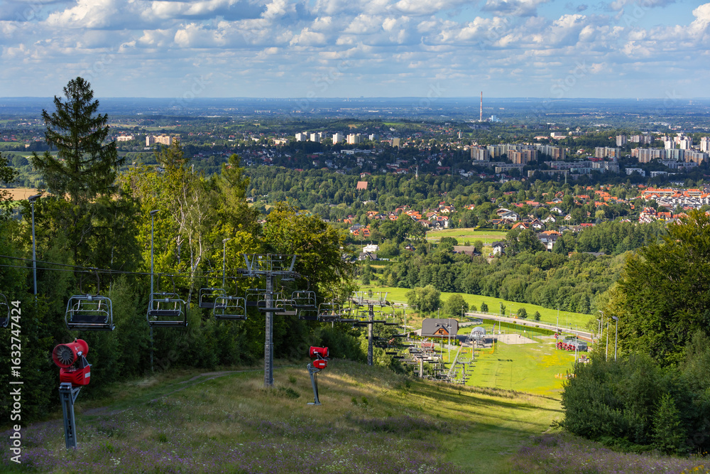 Obraz premium Panorama miasta Bielsko-Biała ze stoku Dębowiec (Beskid Śląski, Polska), krajobraz, widok z lotu ptaka, tło lub tapeta do projektu 