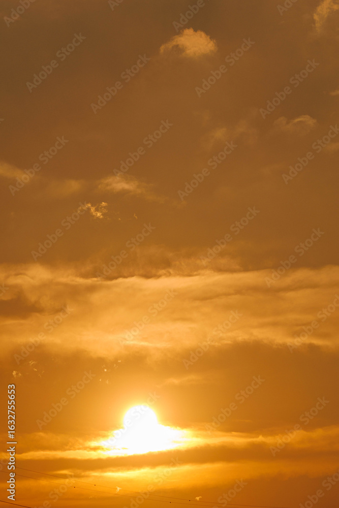 Fototapeta premium 雲の隙間から見える夕日