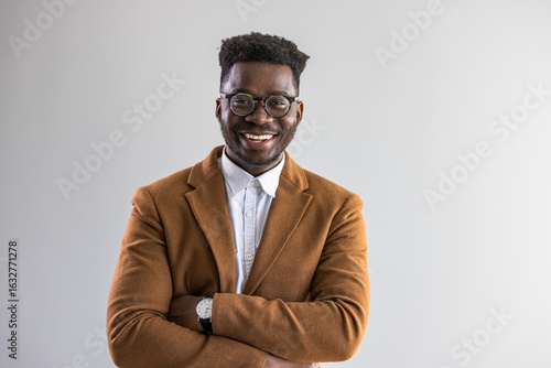 Konstfotografi Smiling Professional Wearing Brown Blazer With Folded Arms in Bright Setting