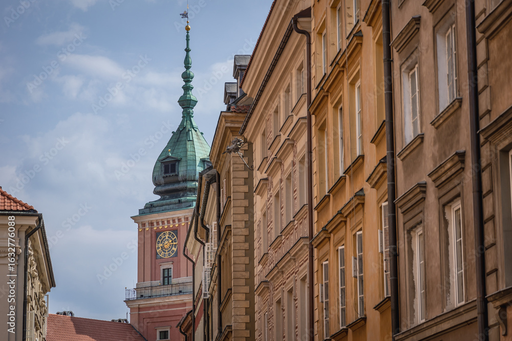 Obraz premium Royal Castle and houses on Castle Square in Old Town of Warsaw city, Poland