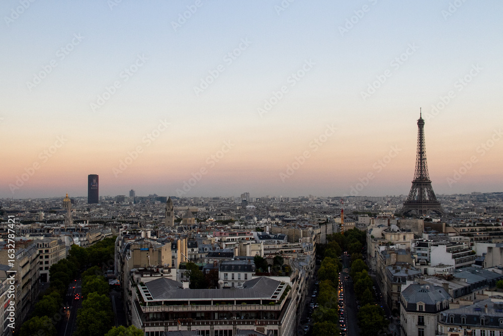 Obraz premium Sunset Skyline of Paris with Eiffel Tower and City Streets