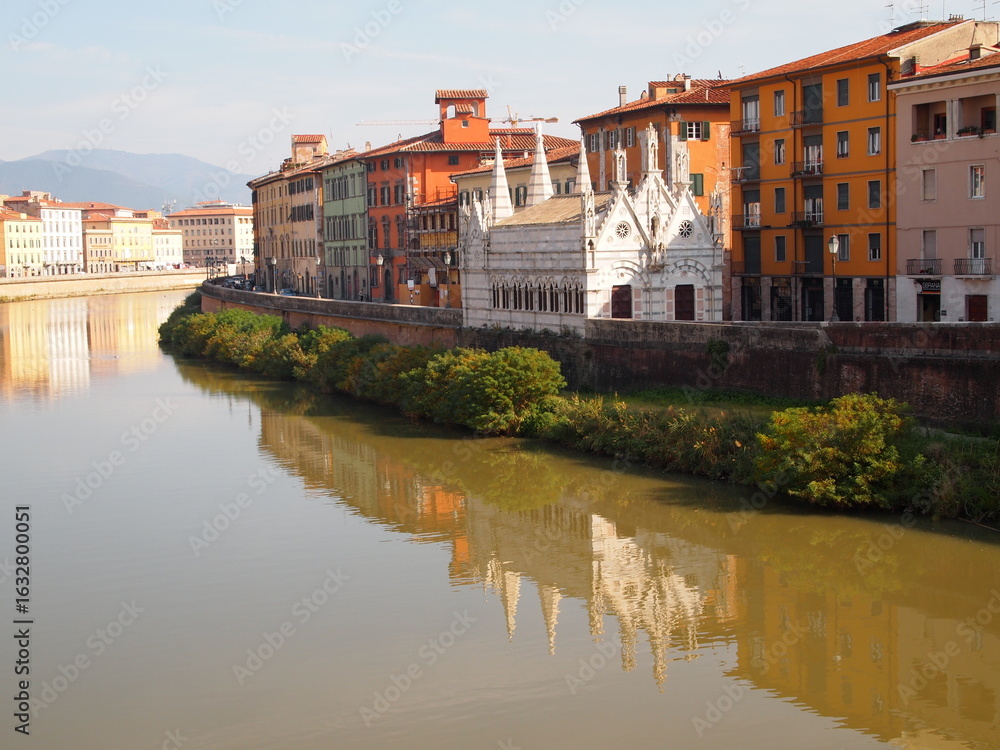Fototapeta premium arno river in Pia, italy