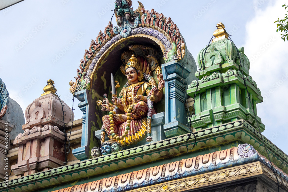 Obraz premium Hindy mythology deities on the roof of Sri Veeramakaliamman Temple in the Little India area, Singapore