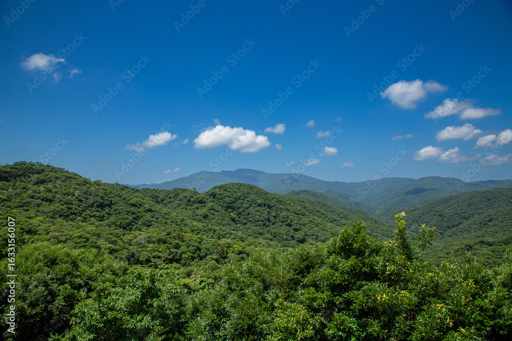 Obraz premium 奄美大島の夏の空。湯湾岳。