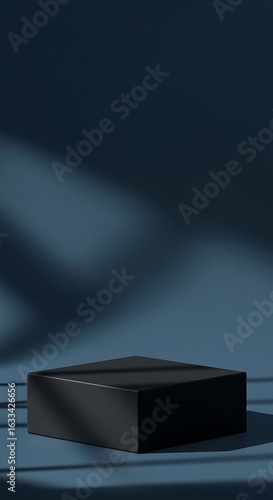 青背景の黒い台座 影と光