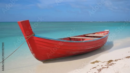 Rotes Holzboot am tropischen Strand – Karibisches Meerespanorama