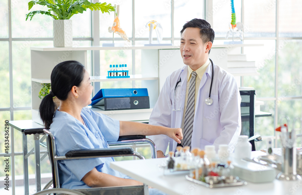 Obraz premium Asian male doctor in white coat with stethoscope, consulting explain medications to senior female patient professional support trust healthcare checkup, insurance treatment wellness in hospital clinic