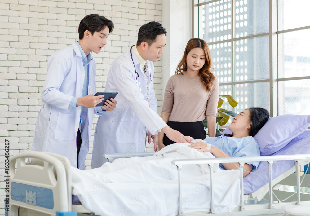 Obraz premium Asian man doctor and medical team visiting ward consulting talking explain medical treatment to lovely daughter family showing healthcare care support while senior woman patient lying on hospital bed.