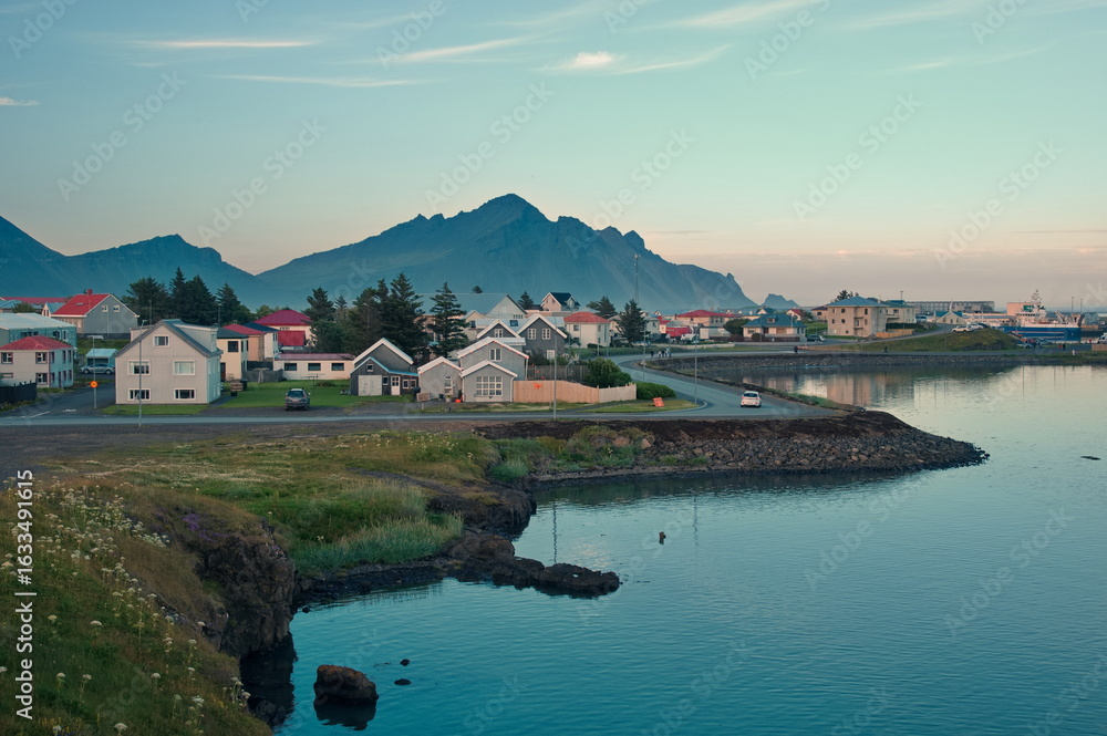 Obraz premium Scenic view of coastal town in Iceland during sunset