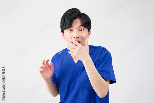 Wallpaper Mural 医者・看護師・歯科医師・介護士　男性　驚く　白背景 Torontodigital.ca