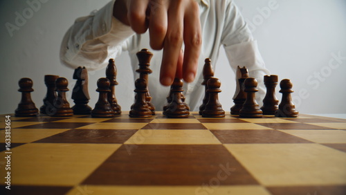 Foto Unknown grandmaster playing chess at home